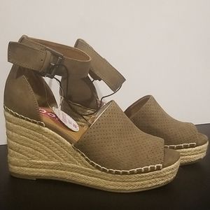 🆕️ NWT Taupe Wedge Espadrilles Sandals Comfort
